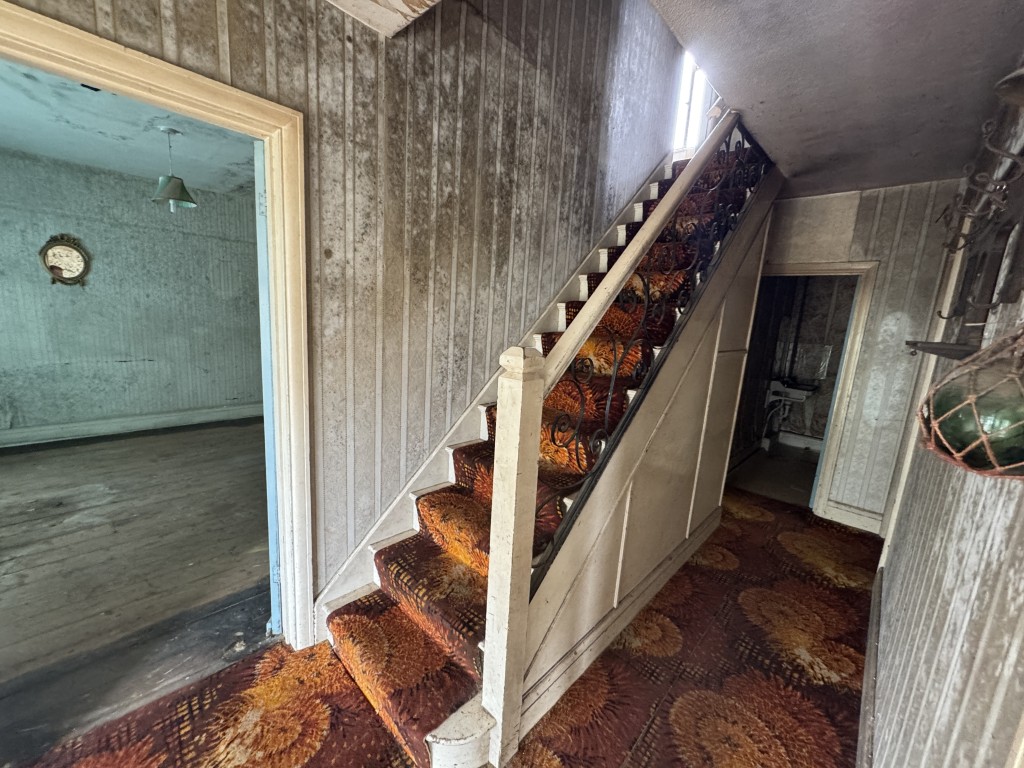 Lot: 141 - DETACHED BUNGALOW FOR IMPROVEMENT AND REPAIR - Hall